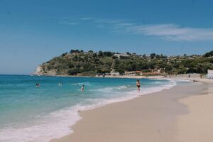 Calabria, ottocento chilometri di spiagge e l’estate più lunga d’Italia